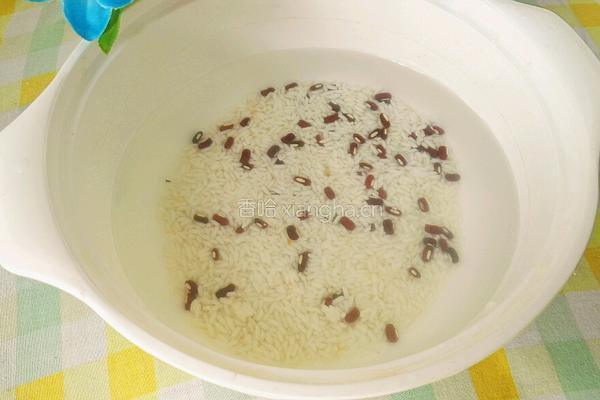 赤小豆苹果糯米粥的做法图解2