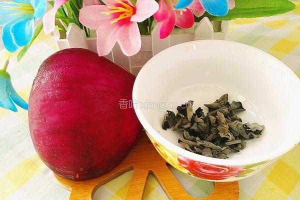 洋葱炒木耳的做法图解1