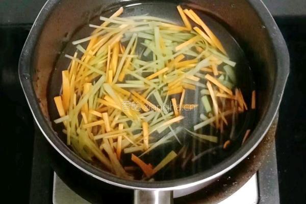鲜虾粒粒面 (宝宝辅食）的做法图解5