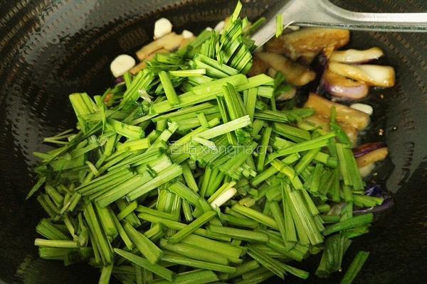茄子炒韭菜的做法图解12