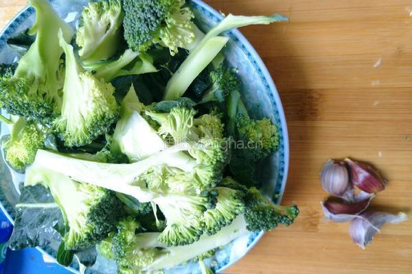 蒜香西蓝花的做法图解1