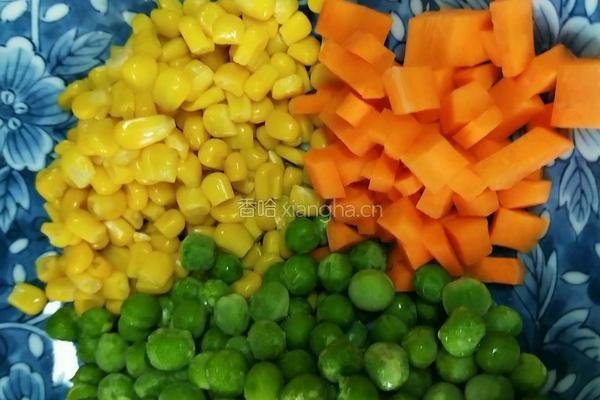 玉米炒豌豆的做法图解1