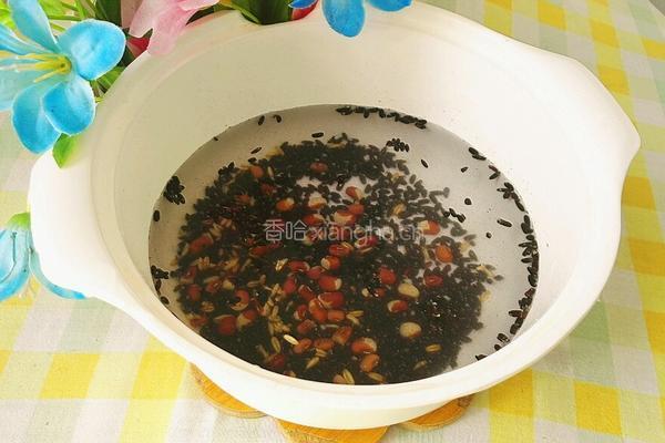 黑米粥的做法图解2