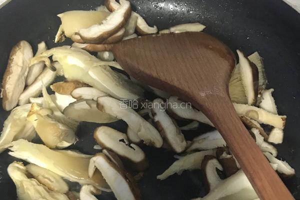 双菇肉片（蘑菇炒肉）的做法图解4