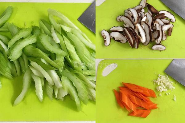 素炒西芹香菇的做法图解2