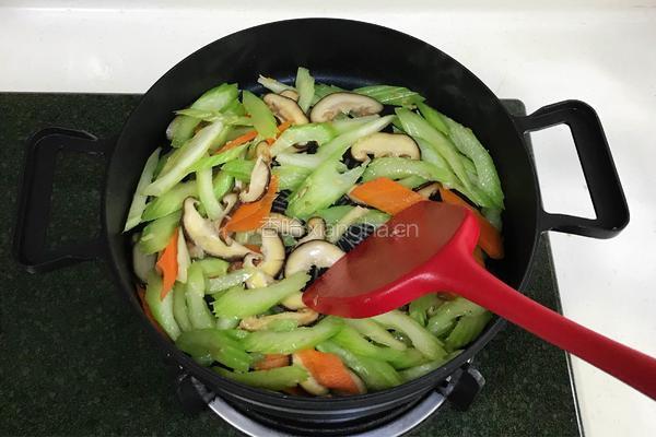 素炒西芹香菇的做法图解6