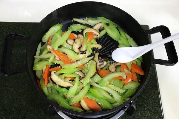 素炒西芹香菇的做法图解7