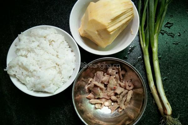 葱香红薯肉末炒饭的做法图解1