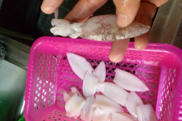 清爽小炒鲜鱿的做法图解1