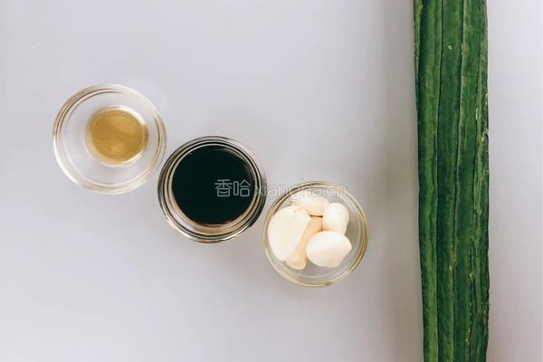 蒜蓉蒸丝瓜的做法图解1