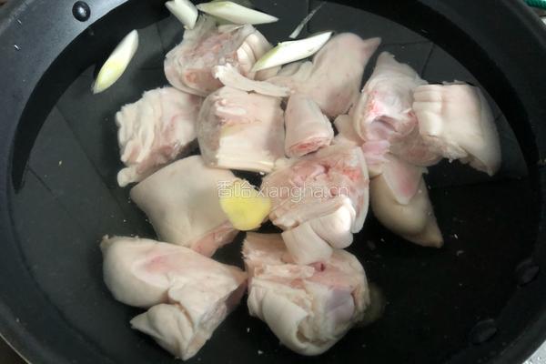 猪蹄黄豆的做法图解3