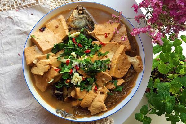 鲫鱼炖豆腐粉条的做法图解8