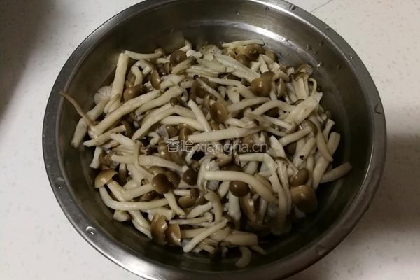 蟹味菇炒青椒丝的做法图解1