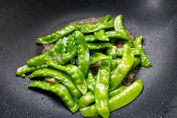 鸭肾炒荷兰豆的做法图解2