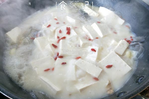 鲫鱼炖豆腐的做法图解8