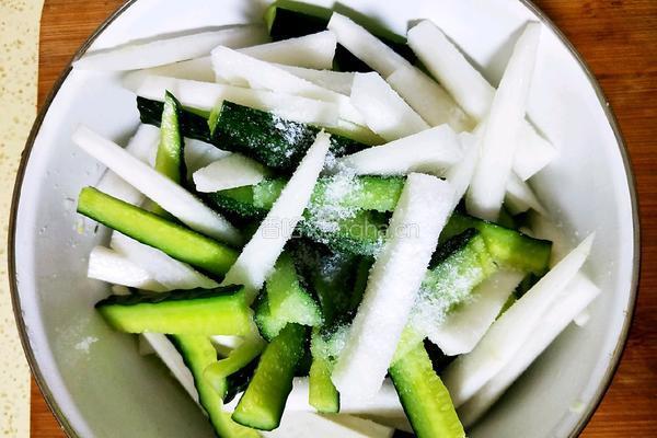 爽脆腌黄瓜的做法图解3