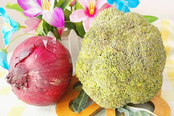 洋葱炒西兰花的做法图解1