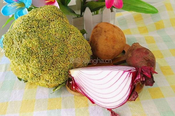 土豆地瓜炒西兰花的做法图解1