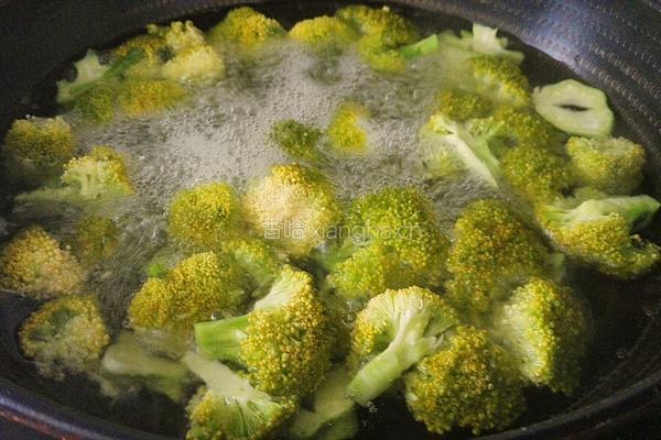 土豆地瓜炒西兰花的做法图解3
