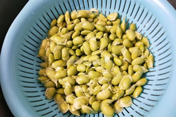 蘑菇茭白炒毛豆的做法图解1