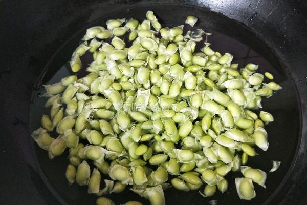 蘑菇茭白炒毛豆的做法图解4
