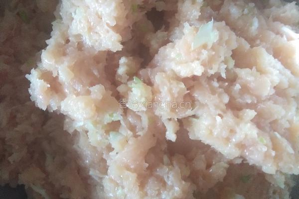 水穿鸡胸肉丸子的做法图解1