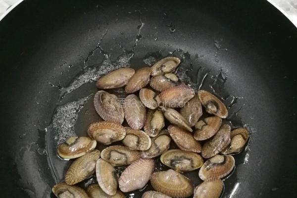 丝瓜炒花蛤的做法图解2