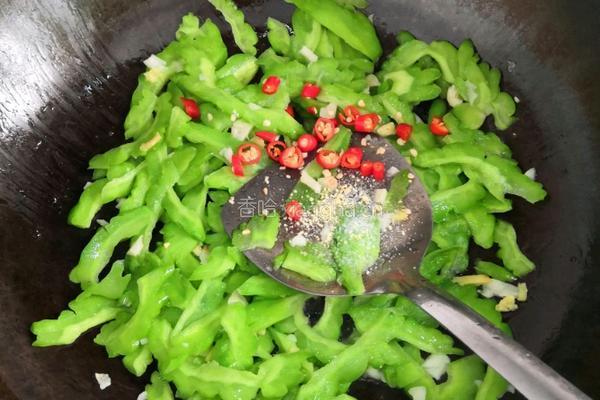 清炒苦瓜鸡蛋的做法图解6