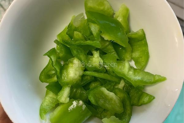 青椒炒虾仁的做法图解2