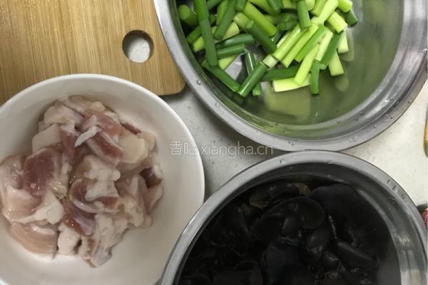 蒜苔炒肉的做法图解2