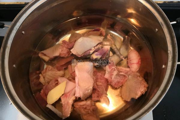莴笋芋儿炖鸡的做法图解2