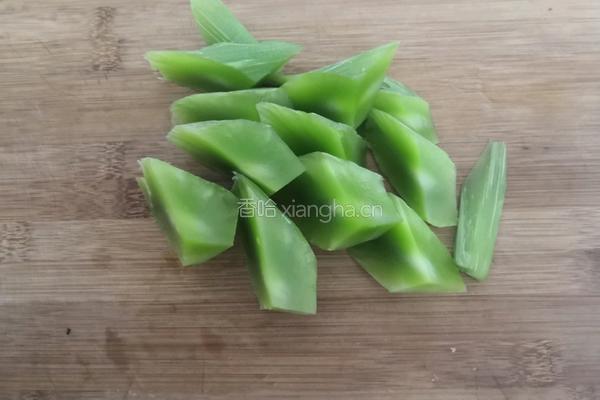 莴笋芋儿炖鸡的做法图解8