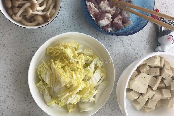小白菜炖豆腐的做法图解1