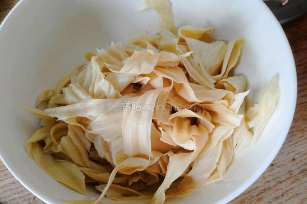 包菜炒豆皮的做法图解3