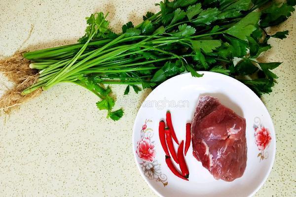 芹菜炒肉丝的做法图解1