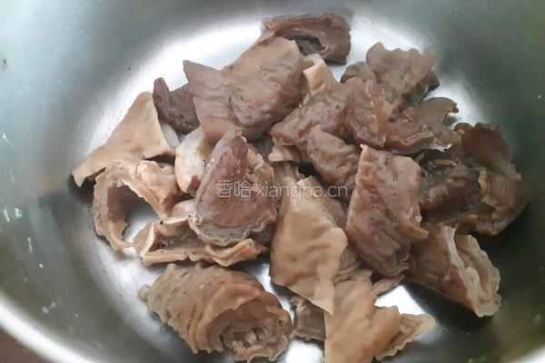 爆炒腊猪肠的做法图解1
