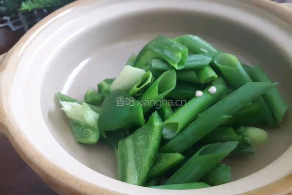 爆炒腊猪肠的做法图解2