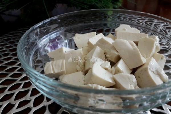 虾酱烧豆腐的做法图解1