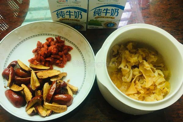 牛奶炖鱼胶的做法图解2