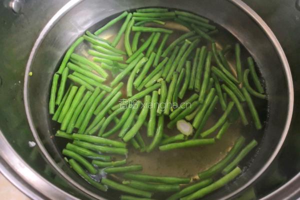 烧肉炒豆角的做法图解1