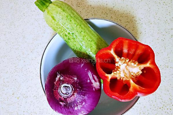 清炒西葫芦#夏日清爽轻食菜#的做法图解1