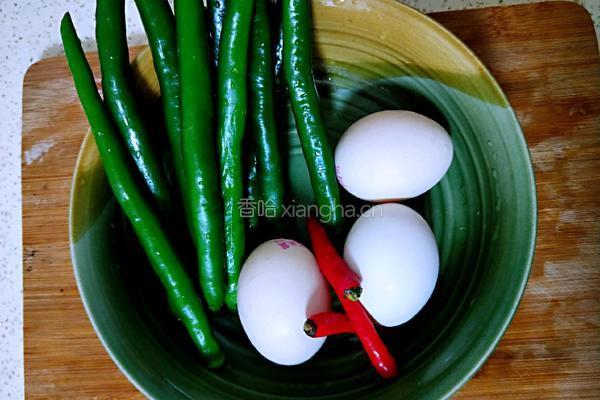 线椒炒鸡蛋#夏日清爽轻食菜#的做法图解1
