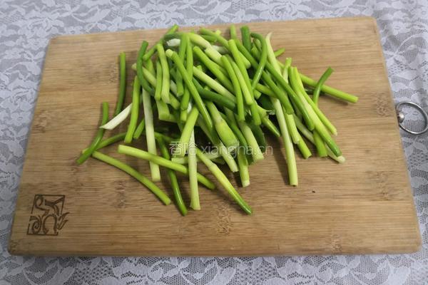 蒜苗炒蚕豆的做法图解1
