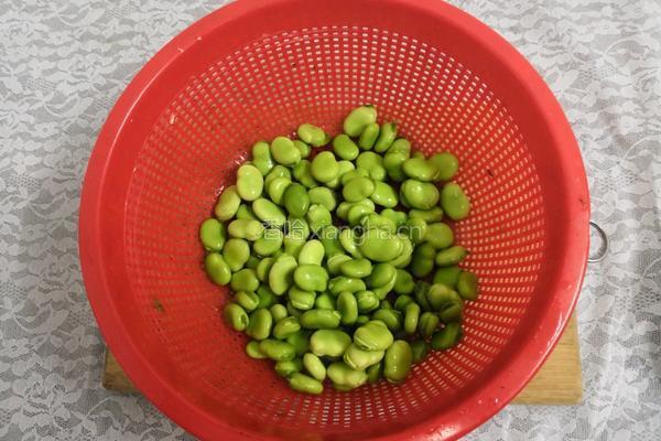 蒜苗炒蚕豆的做法图解2