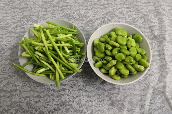 蒜苗炒蚕豆的做法图解3