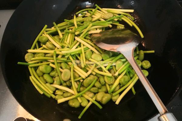 蒜苗炒蚕豆的做法图解8