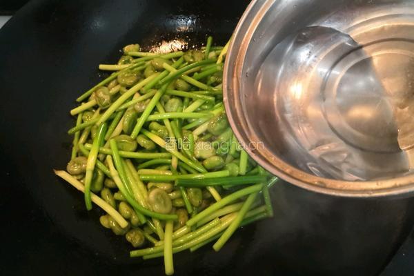 蒜苗炒蚕豆的做法图解9