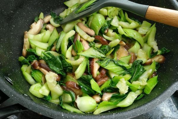 油菜炒香菇的做法图解13