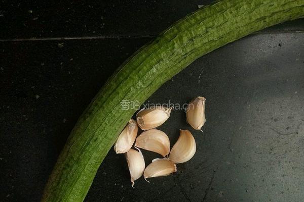 蒜蓉丝瓜的做法图解1