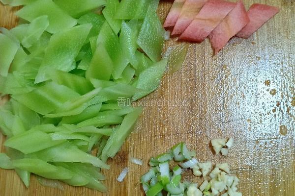 黑木耳胡萝卜炒莴笋的做法图解2